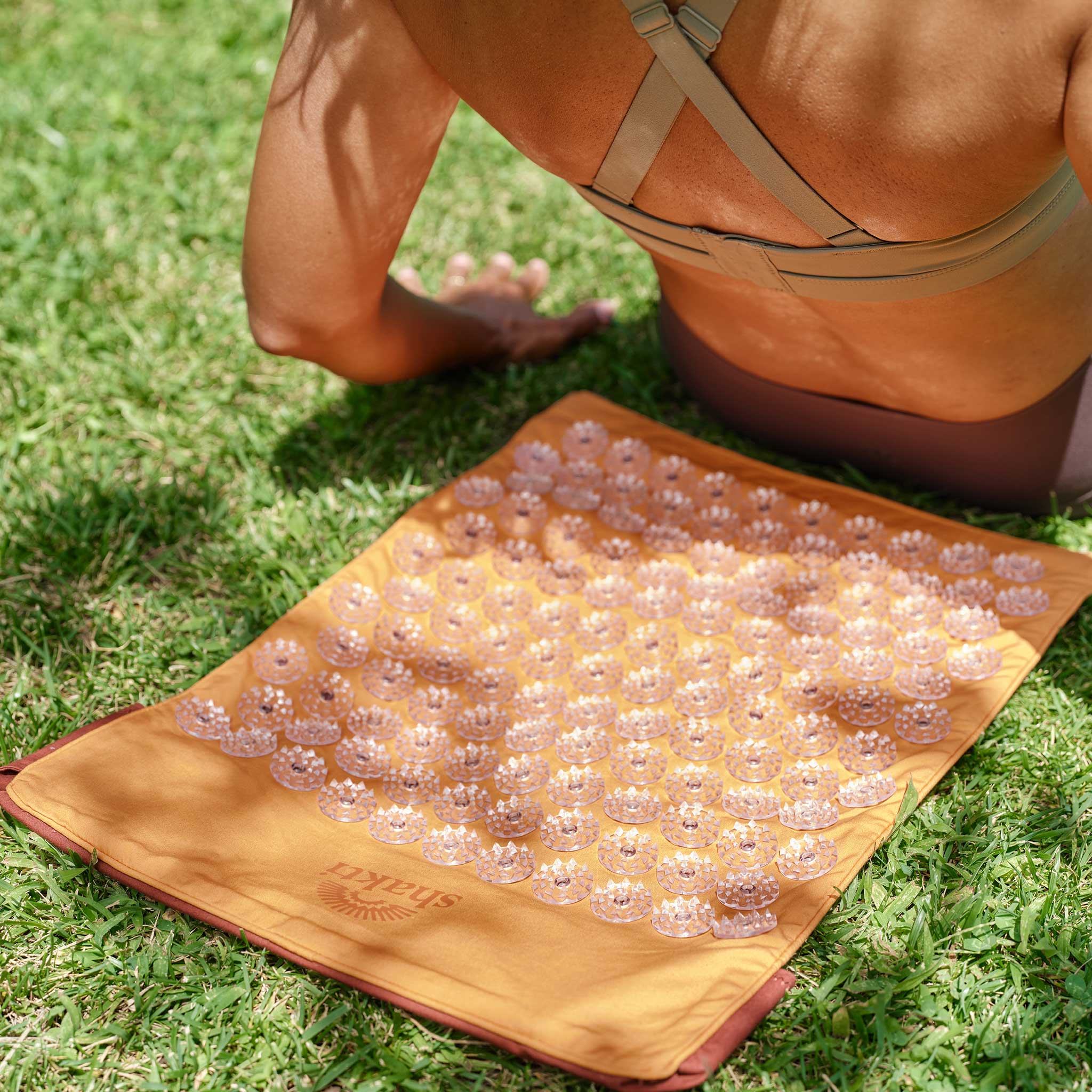 02_Shakti-To-Go-Acupressure-Mat-Amber-Lifestyle-Angle.jpg